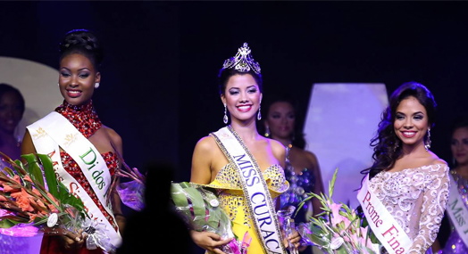 Winner Miss Universe Curacao 2015 Kanisha Sluis flanked by her runners-up Neyda Lithgow  and Shaedith Adriana