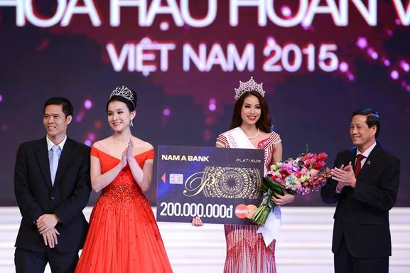 Pham Thi Huong  with her predecesor Đặng Thu Thảo Miss Universe Vietnam 2014 receiving her priz