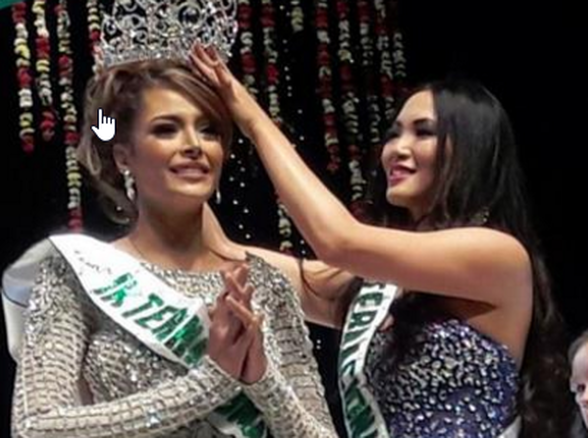 Winner, Maydeliana Diaz being crowned by out going queen Yuri Uchida