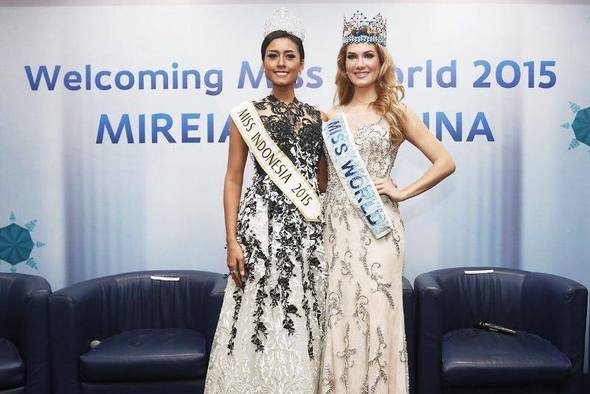 Maria Harfanti, Miss World Indonesia 2015 Mireia Lalaguna and Miss World 2015 at the welcome ceremony in Indonesia