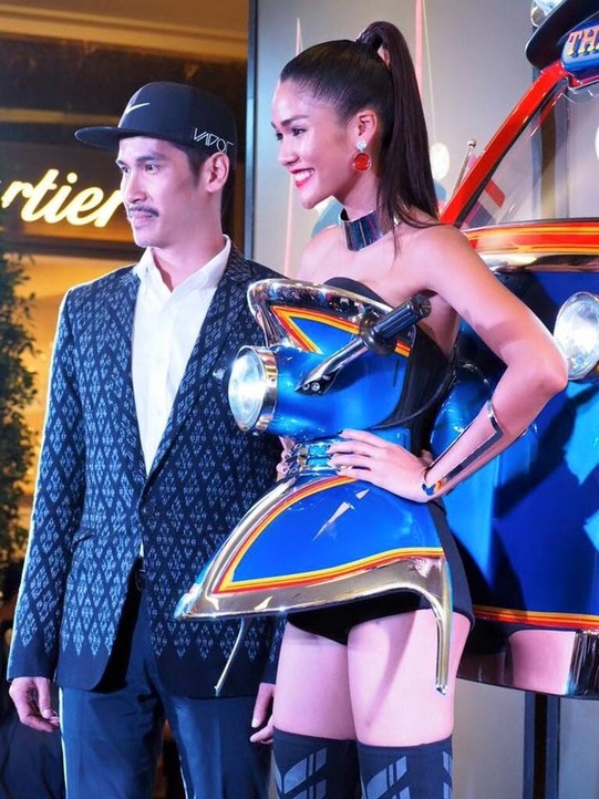 Aniporn Chalermburanawong  Miss Universe thailand 2015 with the designer of her tuk tuk constume for the Miss Universe 2015 pageant