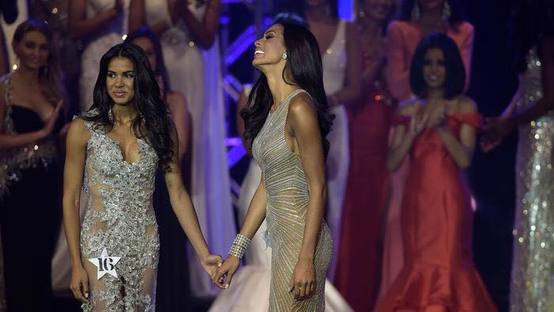 Linette de los Santos _ Miss Florida USA 2017 and Genesis Davila before the crowning moment