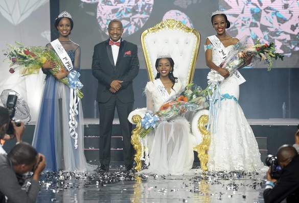 Thata kenosi, Miss Botswana 2016 flanked by runners up