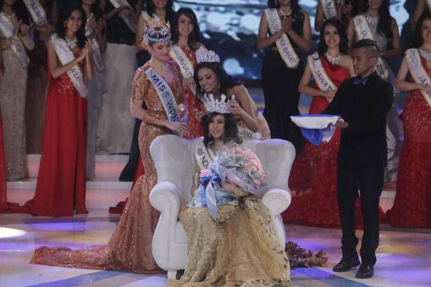 Maria Harfanti, Miss World Indonesia 2015 and Miss World 2015 Mireia Lalaguna crown the New Miss Indonesia 2016 . Photo courtesy of sindonews / Isra Triansyah