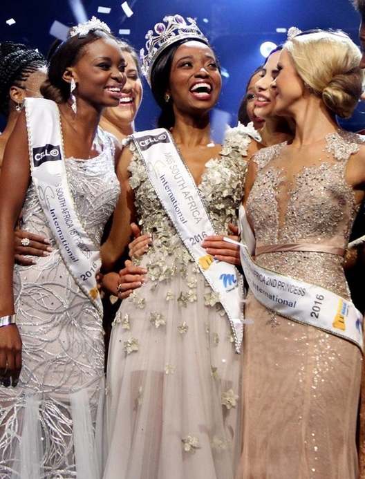 Miss South Africa Ntandoyenkosi Kunene with runner-up Elizabeth Molapo & Tayla Skye Robinson