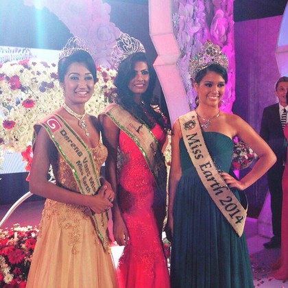 From left : Miss Earth Sri Lanka 2014, Center: Miss Earth Sri Lanka 2015 Visna Fernanado  and Miss Earth 2014, Jamie Harell,