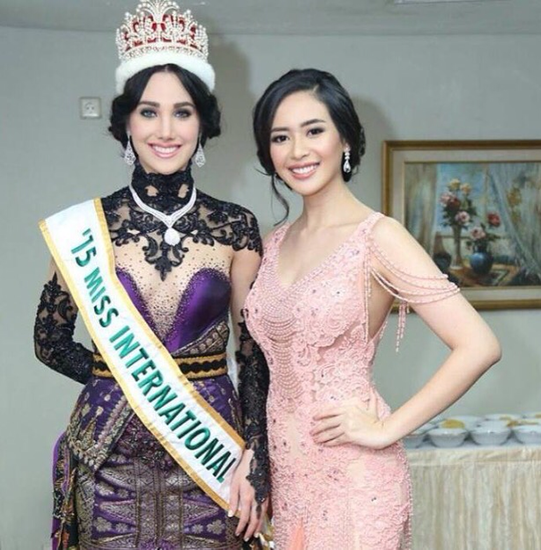 Edymar Martinez, Miss International 2015  flanked by runnersup of Puteri Indonesia 2015