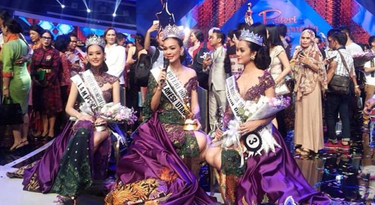 Winner Puteri Indonesia 2016, Kezia Roslin Cikita Wurouw flanked by runners up Felicia from Lampung and Intan Aletrino