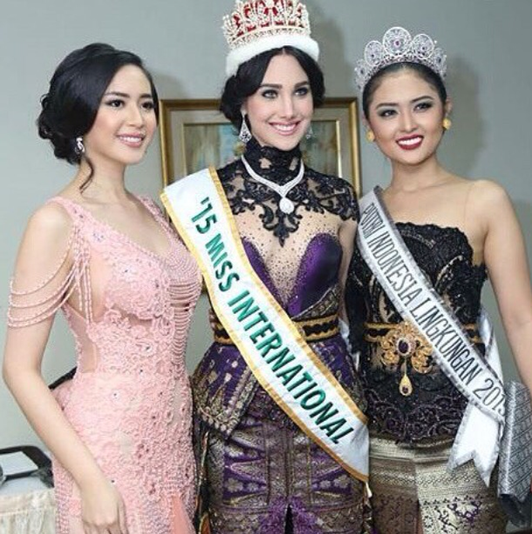Edymar Martinez, Miss International 2015  flanked by runners up of Puteri Indonesia 2015