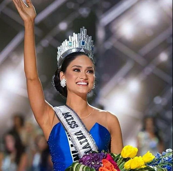 Miss Universe 2015 Pia Wurtzbach giving her royal wave