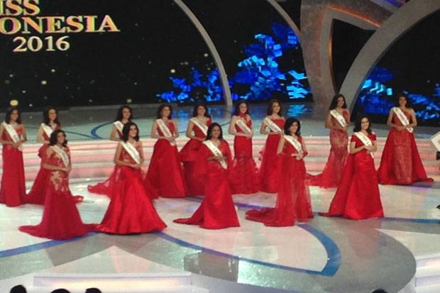 Miss World Indonesia 2016 finalists on stage