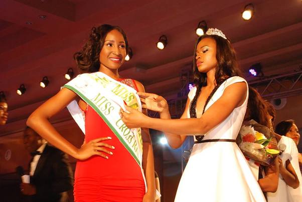 The new queen, Miss Nigeria 2015 , Pamela Peter-Vigboro Leesi being crowned by outgoing queen Miss Nigeria 2013  Ezinne Akudo