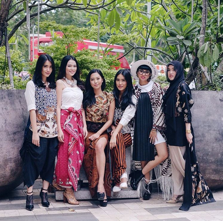 Maria Rahajeng Miss World Indonesia 2015  flanked by the ladies to walked the runway with at the Selamat Hari Batik Nasional