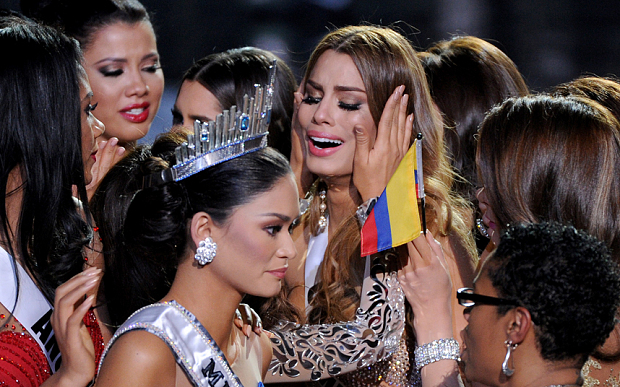 Miss Universe 2015  - Ariadna gurtierrez and Pia Wutzbach after the incident