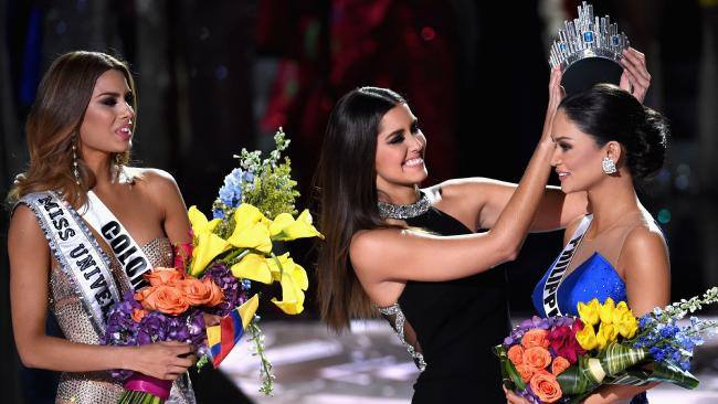 Embarassing moment for Pia Wurtzbach Miss Universe 2015, Ariadna Guiterrez and Paulina Vega