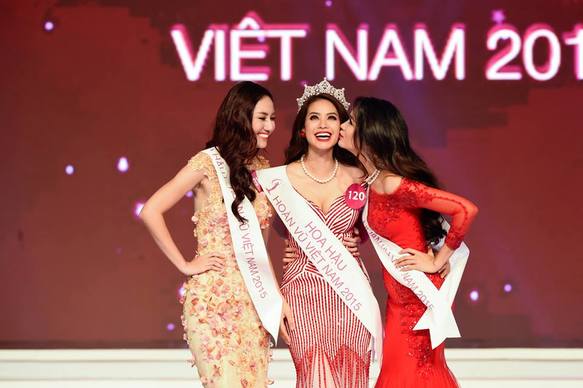 PHAM THI HUONG Miss Universe Vietnam 2015 gets kisses from her runners up h Ngô Trà My w Thị Lệ Hằng 
