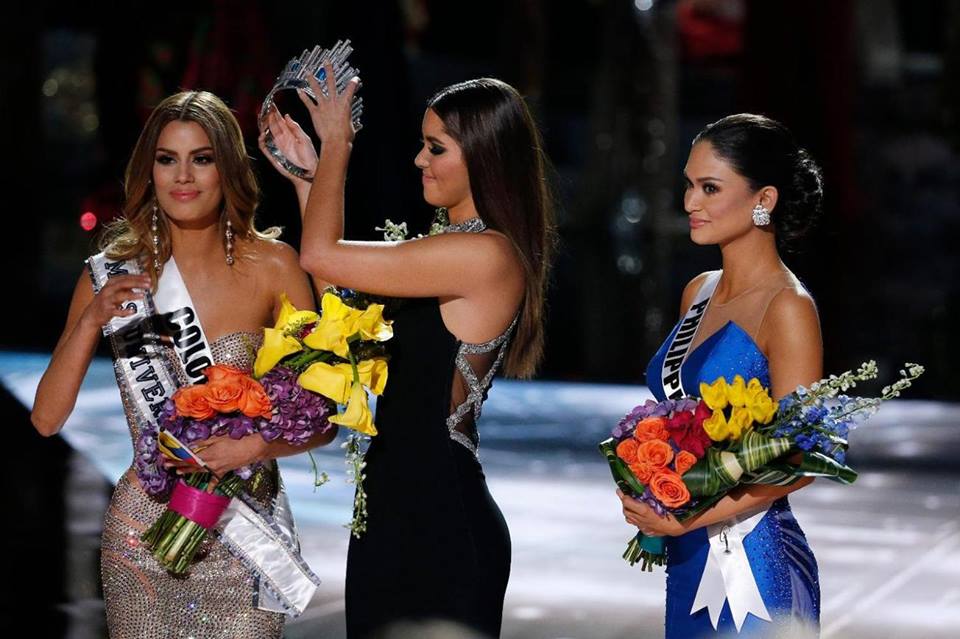 The crowns as it is taken from Ariadna Guiterrez  and given to Pia Wurtzbach Miss Universe 2015 by  Paulina Vega