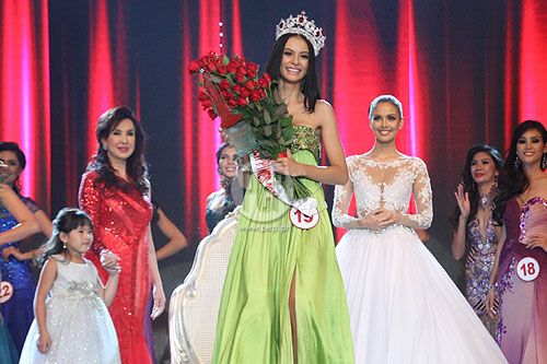 Miss World Philippines 2014 VALERIE CLACIO WEIGMANN on coronation night  as outgoing queen Miss world 2013 Megan Young looks on